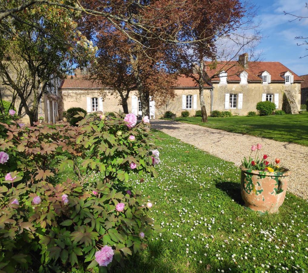 Bed and Breakfast Au Château Juillac à Juillac  Extérieur photo