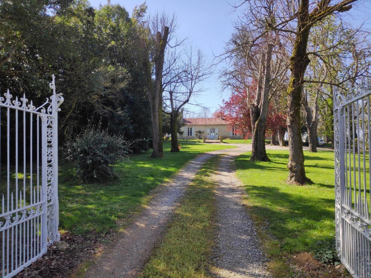 Bed and Breakfast Au Château Juillac à Juillac  Extérieur photo